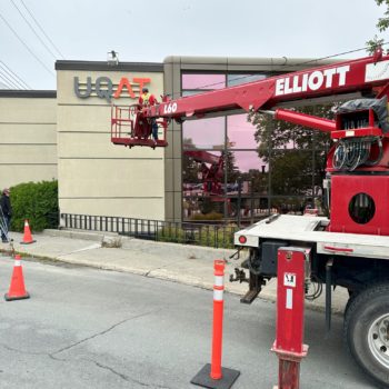 Installation d'enseignes murales et sur poteau