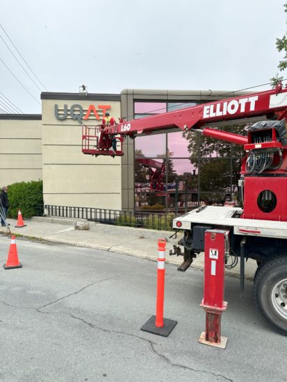 Installation d'enseignes murales et sur poteau