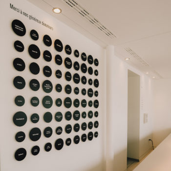 Lettrage mur donnateur Agora des arts
